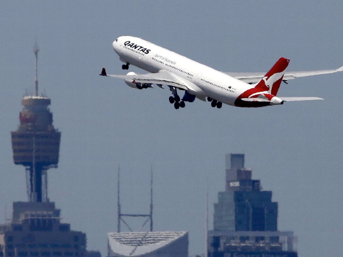 Foto: Un avión de Qantas Airways saliendo del aeropuerto de Sídney. (Reuters)