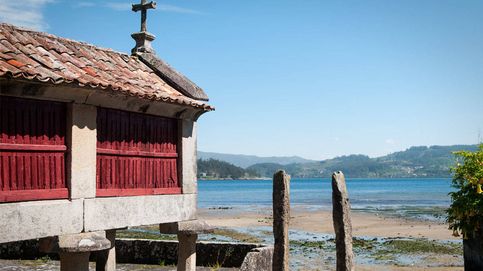 Combarro, el pueblo de las Rías Baixas donde los hórreos se asoman al mar