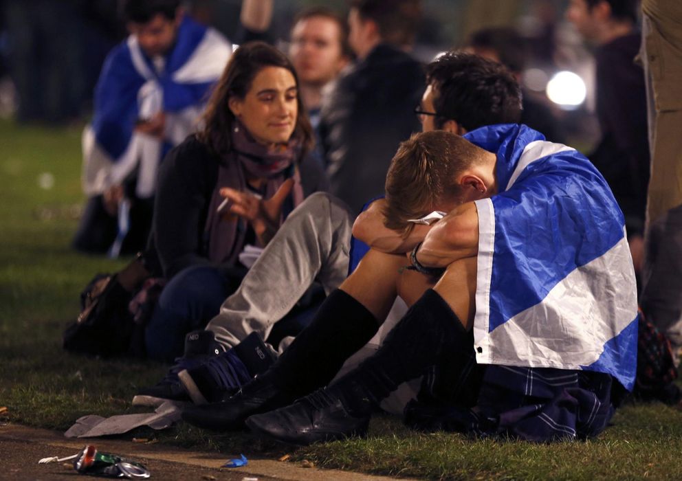 Foto: Ciudadanos escoceses, tras conocerse el resultado del referéndum. (Reuters)
