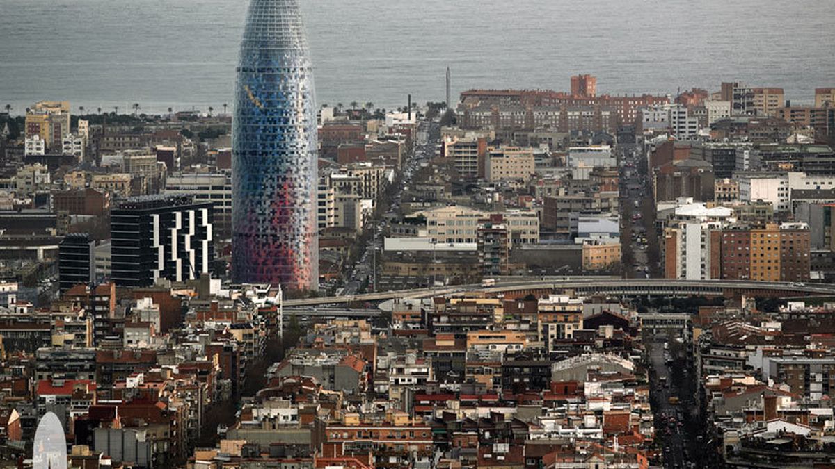 Los dueños de la Torre Agbar quieren convertirla en la Torre Eiffel de Barcelona