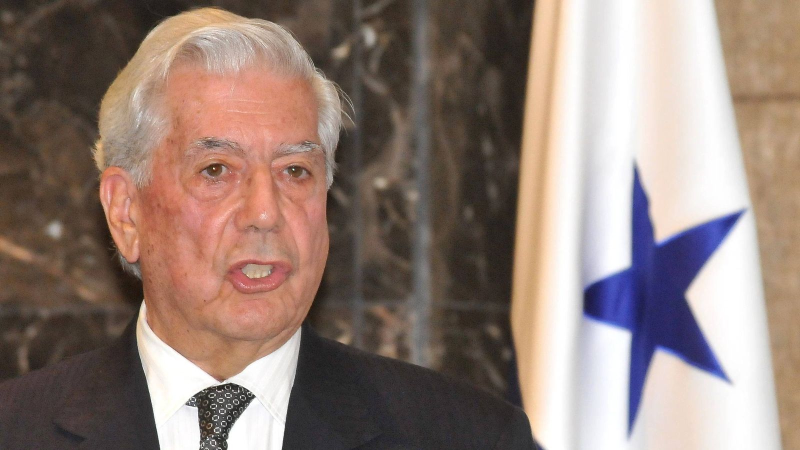 Foto: Vargas Llosa, con la bandera de Panamá de fondo. (EFE)