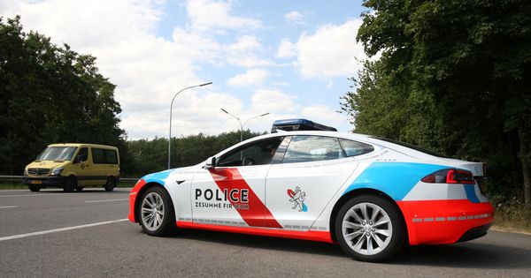 Foto: Luxemburgo también ha incorporado coches eléctricos Tesla a su departamento de policía (Reuters/Clement Rossignol)