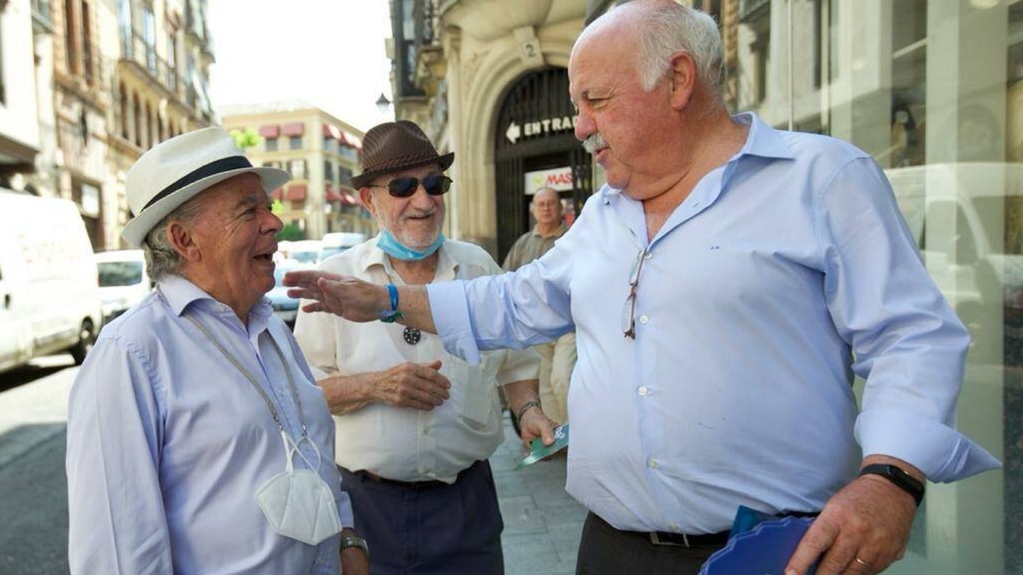 El consejero de Salud y Familias, Jesús Aguirre, en un paseo electoral en Sevilla. 