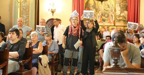 Foto: Una veintena de vecinos reprueban al alcalde de Lleida en el pleno de septiembre. (D.B.)