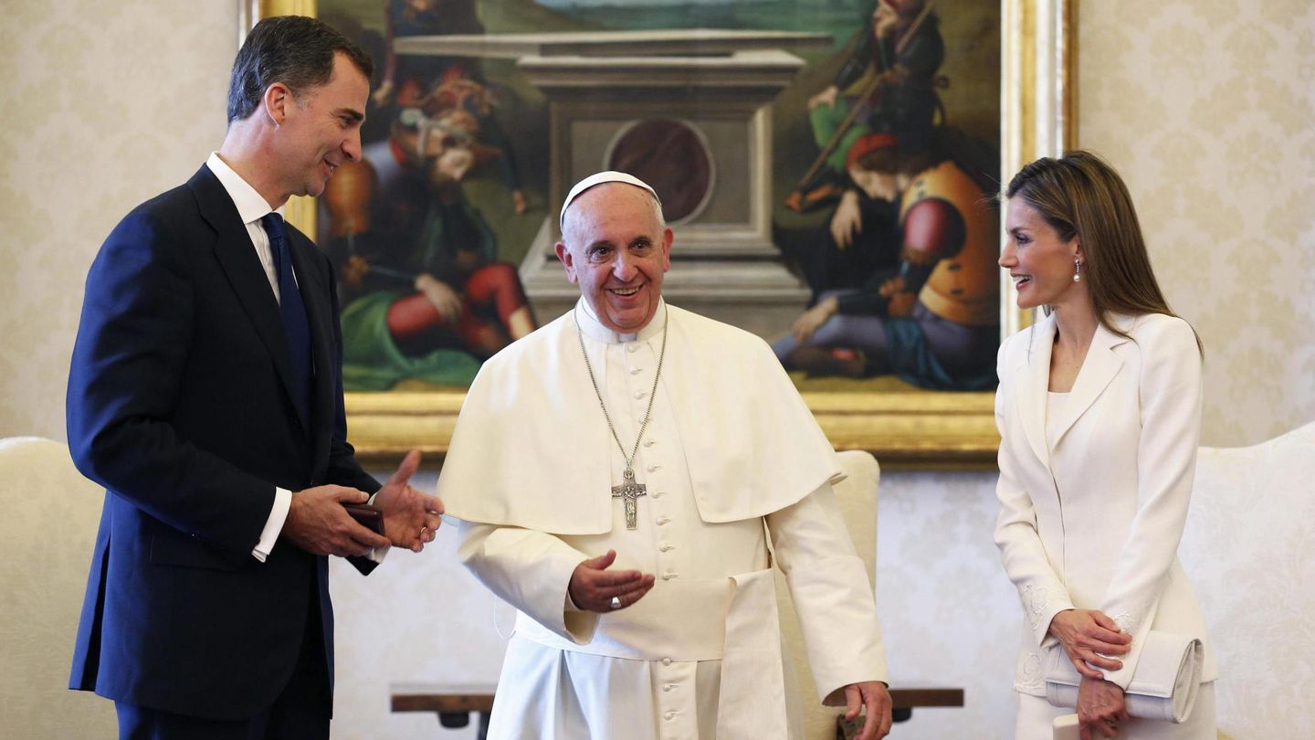 El rey Felipe VI, el papa Francisco y la reina Letizia en 2014. (EFE/Alessandro Bianchi)