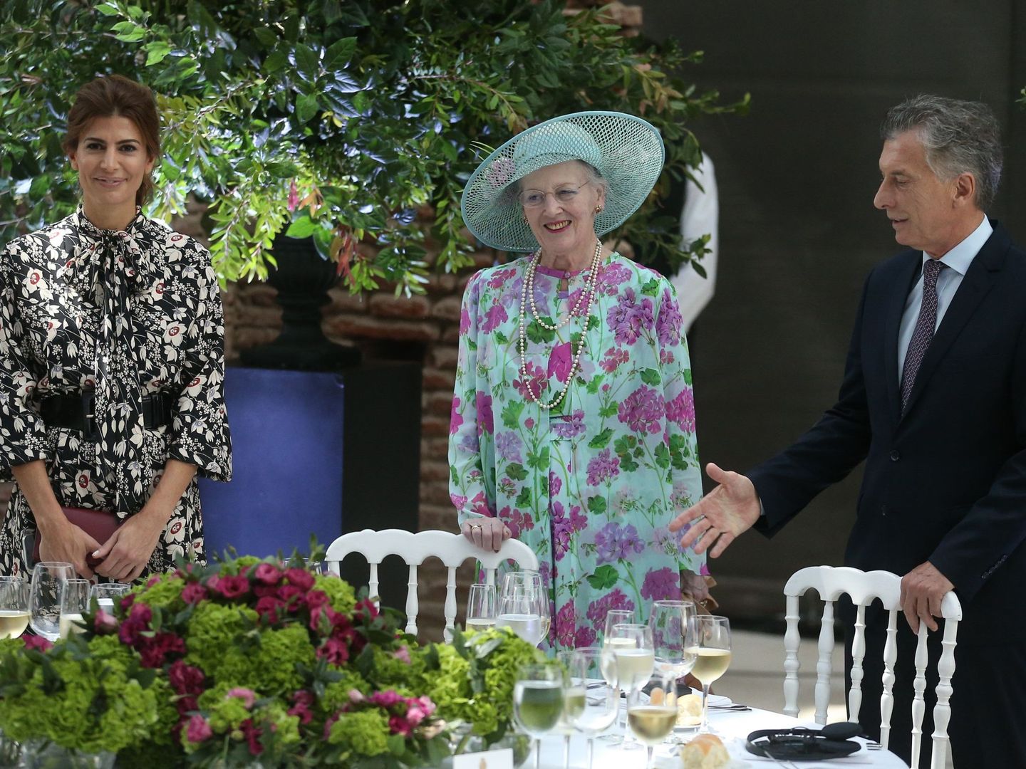 La reina Margarita con Mauricio Macri y Juliana Awada. (EFE)