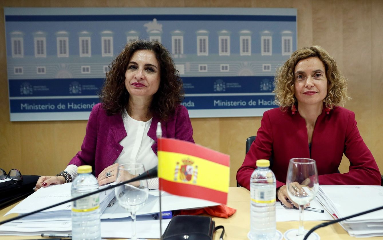 María Jesús Montero y Meritxell Batet, en julio de 2018, en el Consejo de Política Fiscal y Financiera. (EFE)