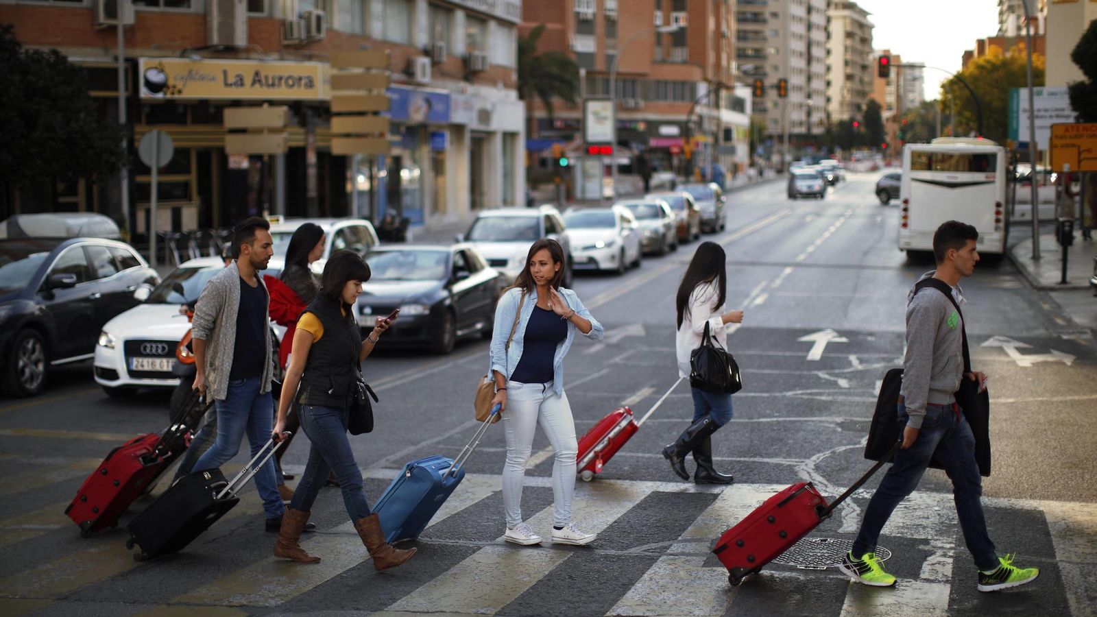 Foto: Turistas caminan con sus maletas en Málaga. REUTERS/Jon Nazca