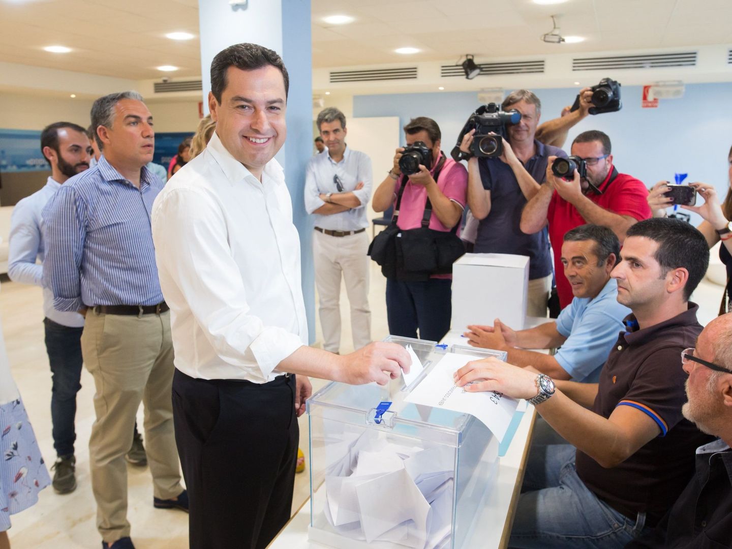 Juanma Moreno, el pasado jueves, junto a Elías Bendodo, votando en la sede del PP de Málaga. 