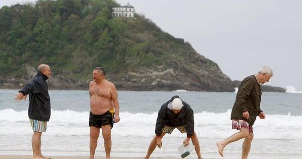 Foto: Un grupo de jubilados disfruta de la playa de la Concha de San Sebastián. (EFE)