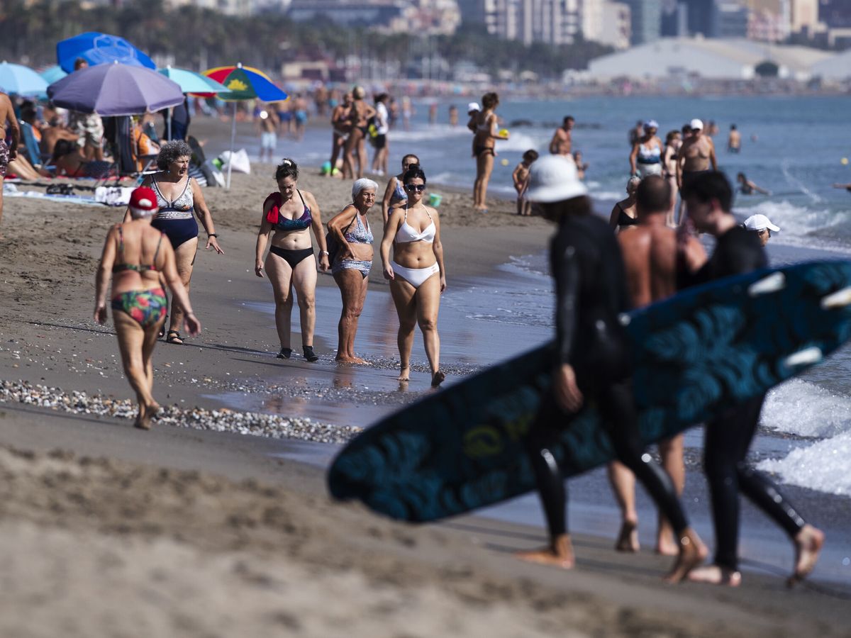 Foto: Numerosas personas disfrutan de la playa en Málaga. (EFE/Jorge Zapata)
