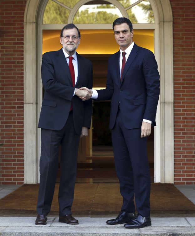Foto: Saludo entre Mariano Rajoy y Pedro Sánchez en el Palacio de la Moncloa. (EFE)