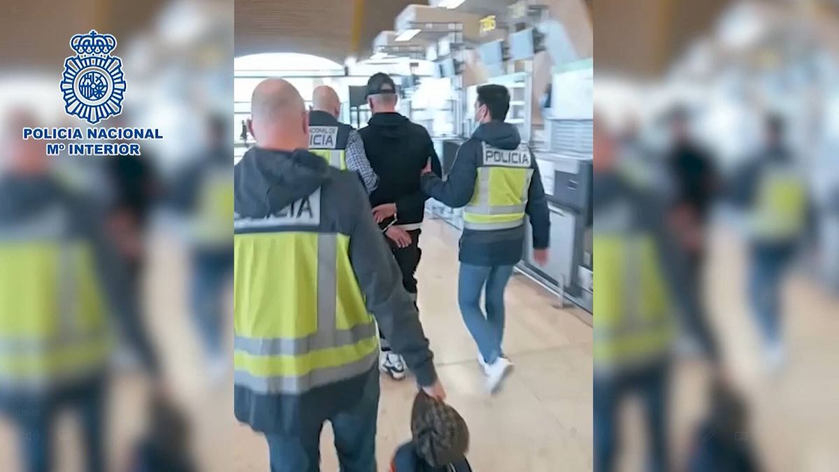 El detenido por atemorizar a la gente en Barajas vuelve al aeropuerto tras ser liberado