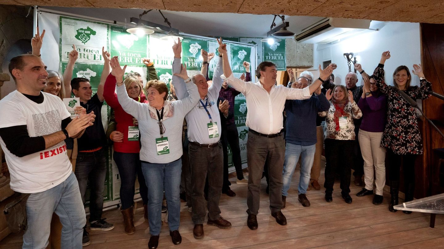 Tomás Guitarte junto a su equipo, celebra los resultados electorales en Teruel. (EFE)
