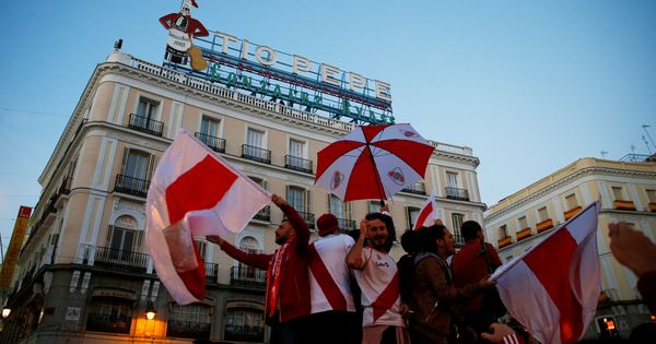 Foto: Aficionados de River Plate en la madrileña Puerta del Sol. (Reuters)