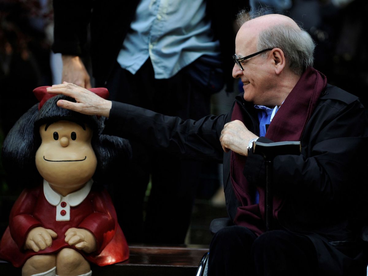 Foto: Quino con Mafalda en una imagen de archivo. (Reuters)