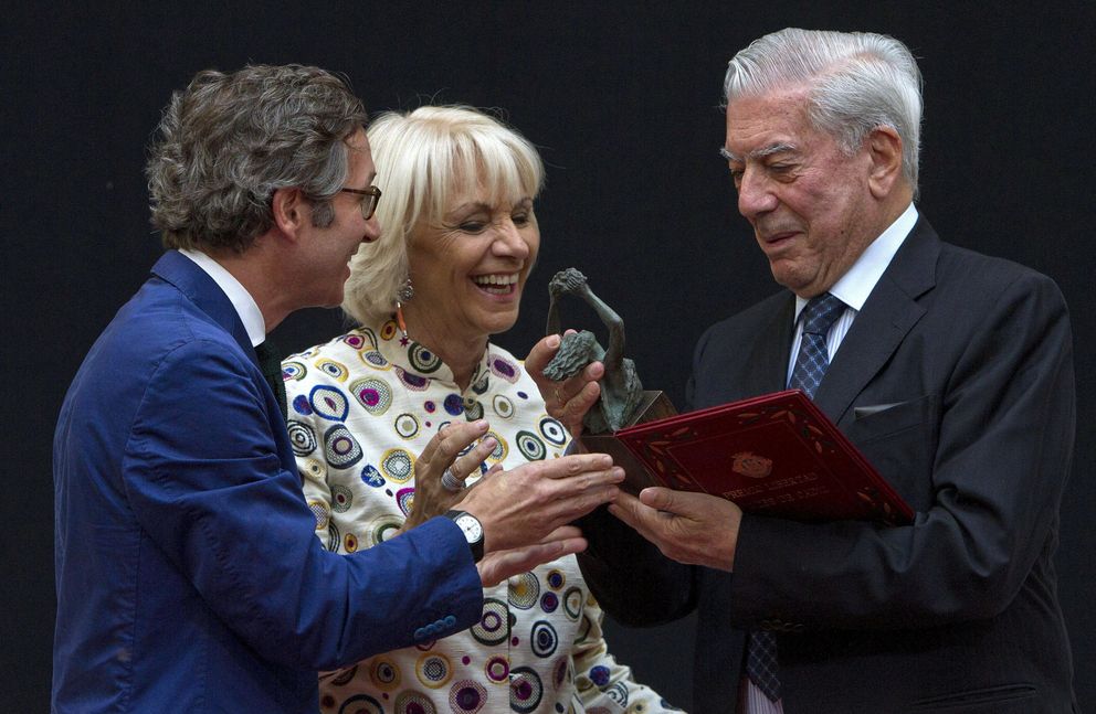 Vargas Llosa recibe el premio Libertad Cortes de Cádiz de manos de Lassalle. (EFE)