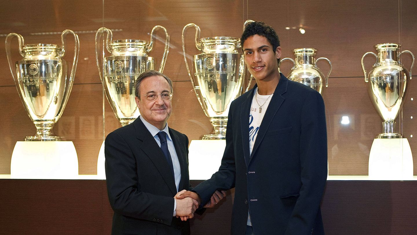 Varane, hace una década, presentado como jugador del Madrid junto a Florentino Pérez. (EFE)