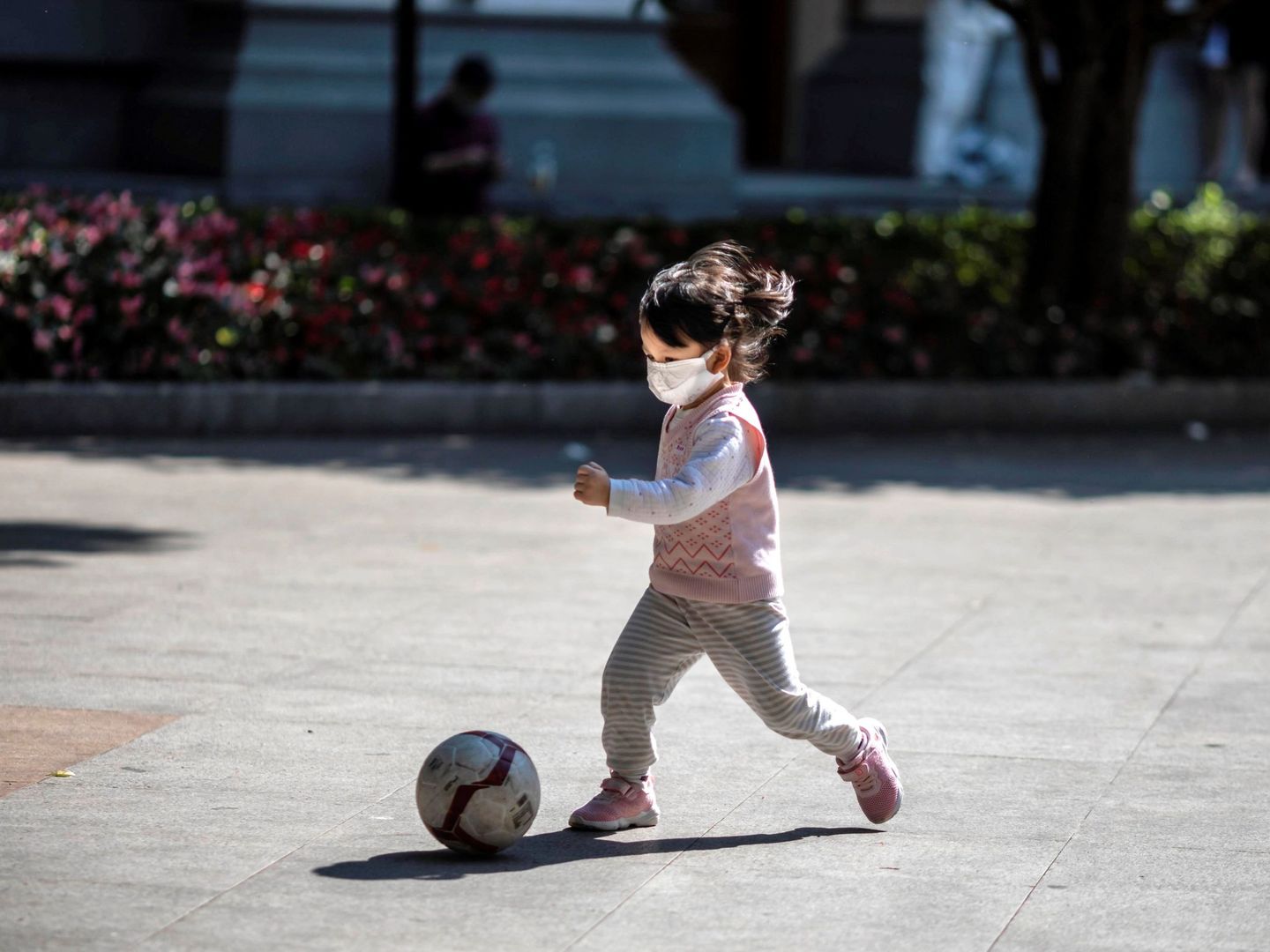 Una niña jugando al fútbol en China. (Reuters)