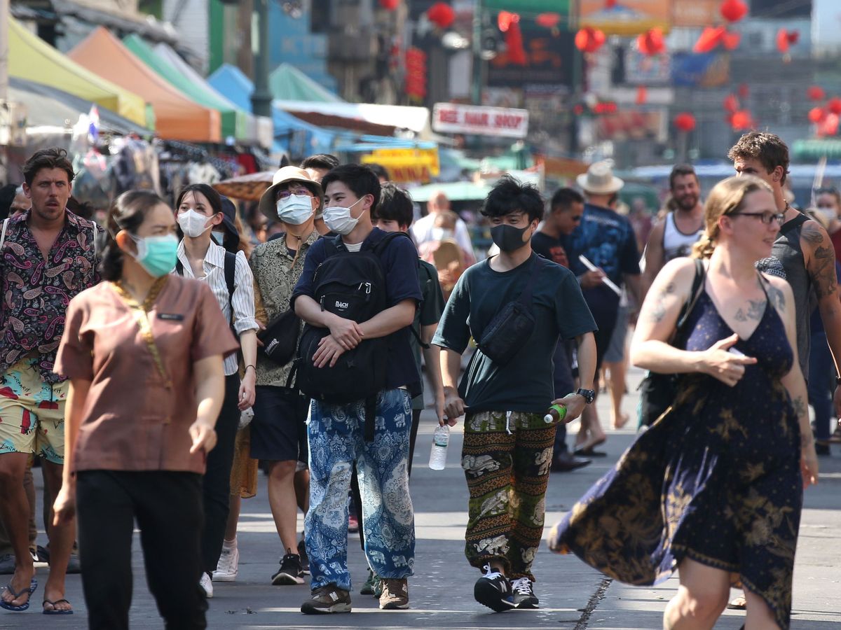 Foto: Turistas con mascarillas en Bangkok. (EFE)