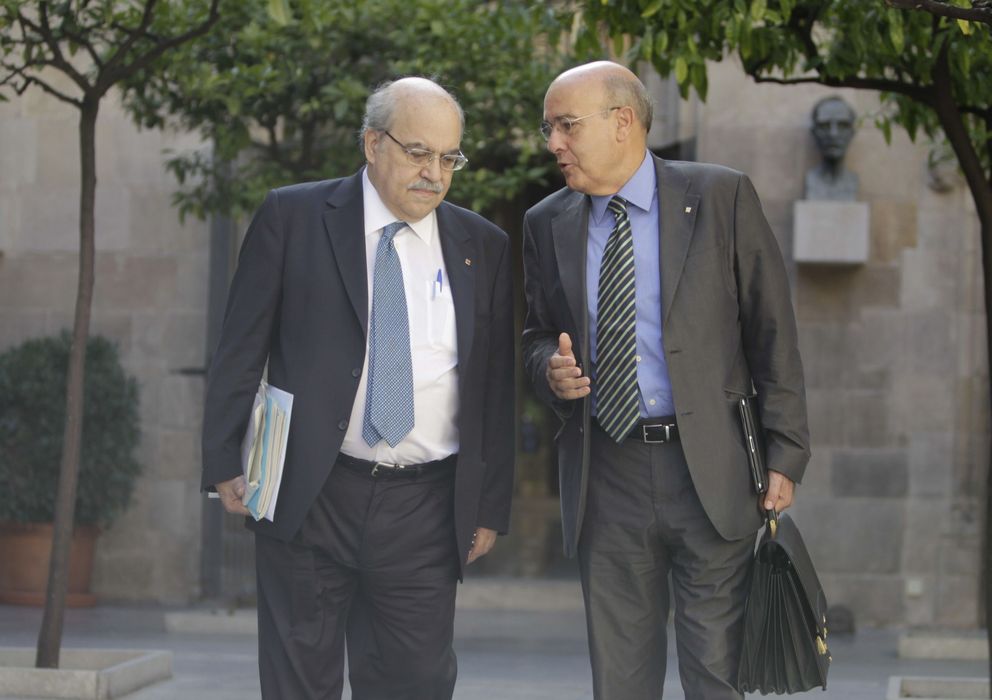 Foto: Los 'consellers' de Economía, Andreu Mas-Colell (i.), y de Sanidad, Boi Ruiz (d.) (EFE)