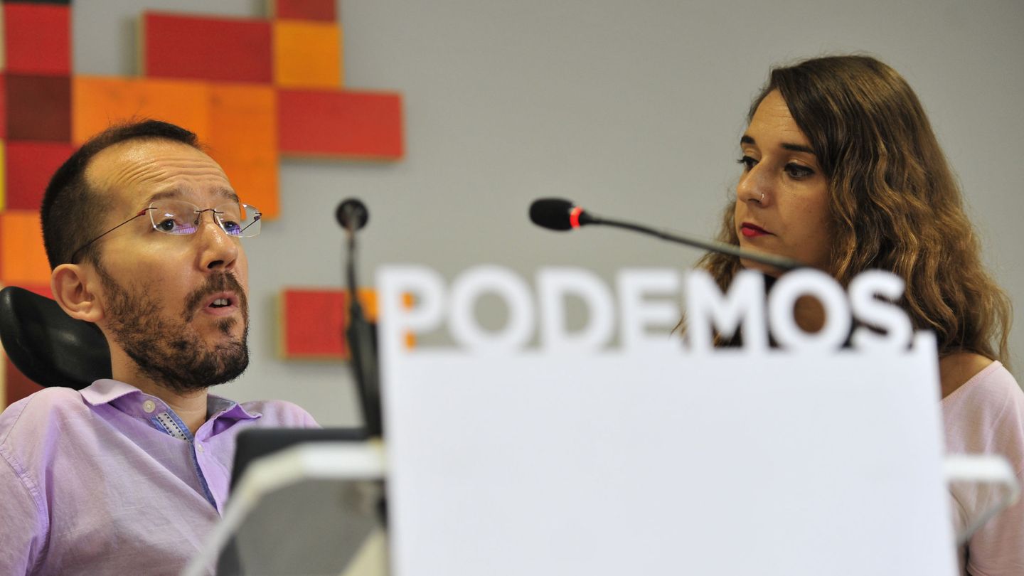 El secretario de Organización de Podemos, Pablo Echenique, junto con Noelia Vera, coportavoz del partido, este lunes en la sede estatal, en Madrid. (EFE)