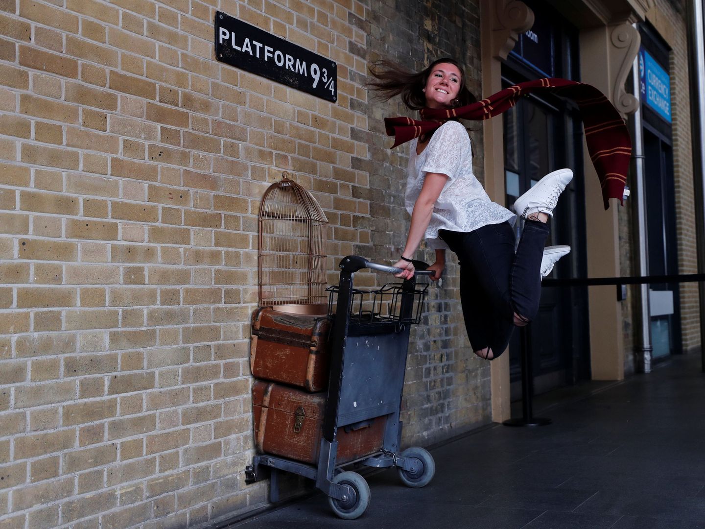 Plataforma 9 y 3/4 de Harry Potter en la estación de metro de King's Cross | Reuters