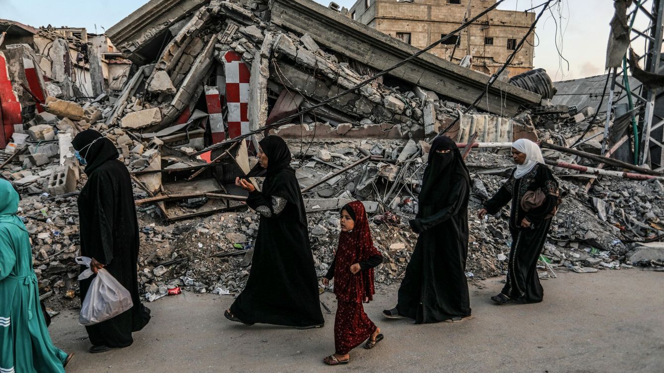Foto: Un grupo de mujeres en Yan Junis entre escombros por los ataques. (DPA/Abed Rahim Khatib)