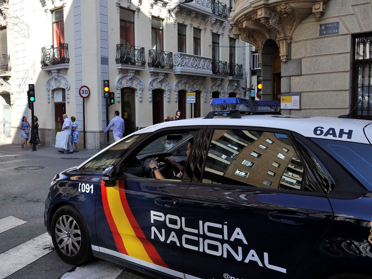 Foto: Un coche de la Policía Nacional en una imagen de archivo. (EFE/Rodrigo Jiménez)