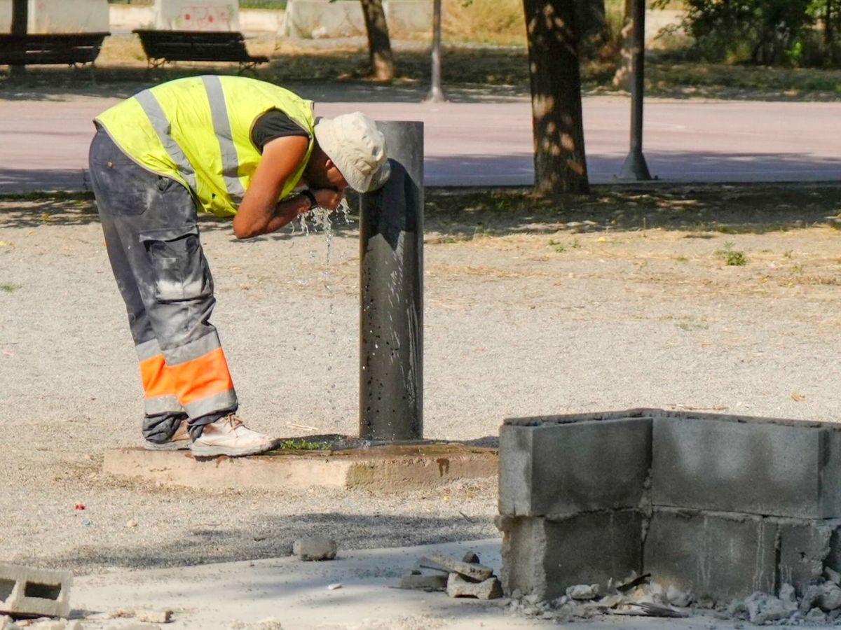 Foto: Un trabajador bebiendo agua en plena ola de calor. (EFE/Ramón Gabriel)