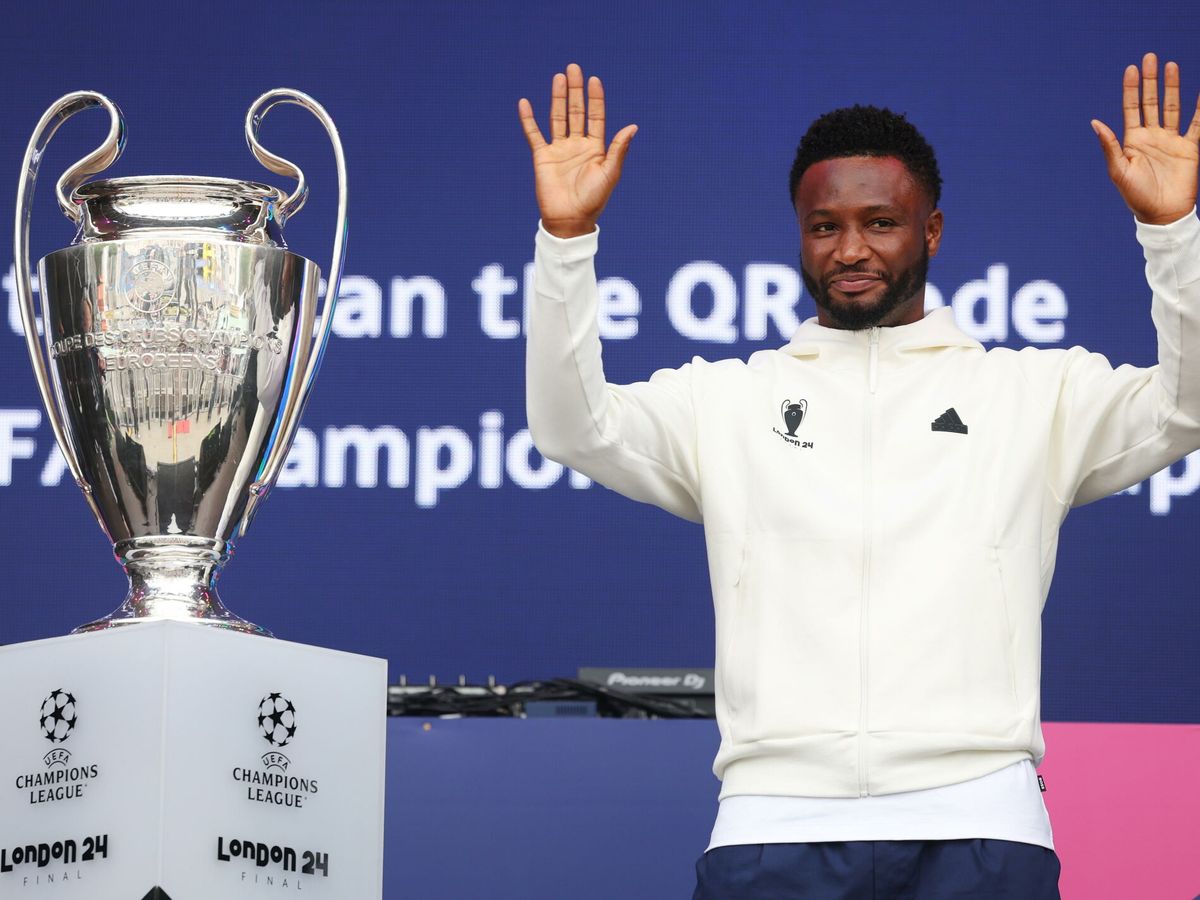 Foto: El trofeo de la Champions ya está en Londres, de la mano de Mikel Jon Obi, del Chelsea. (EFE/Andy Rain)