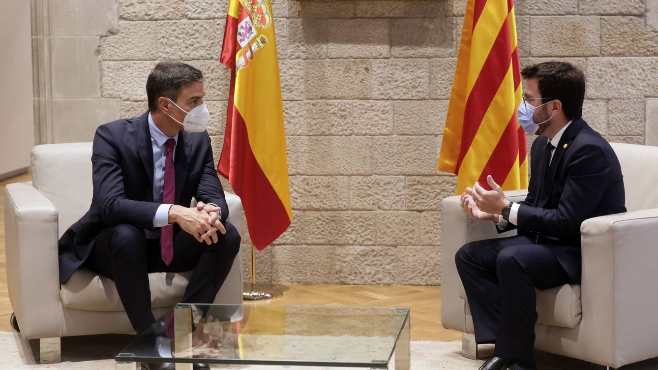 Foto: El presidente del Gobierno, Pedro Sánchez, y el presidente de la Generalitat, Pere Aragonès, durante su reunión este miércoles en el Palau de la Generalitat en Barcelona. (EFE)