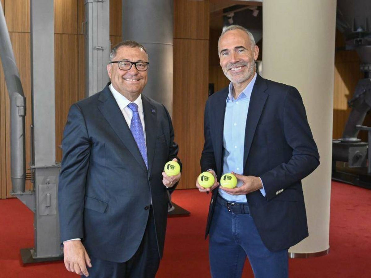 Photo: Alex Corretja, together with Ramón Agenjo, president of the World Padel Tour