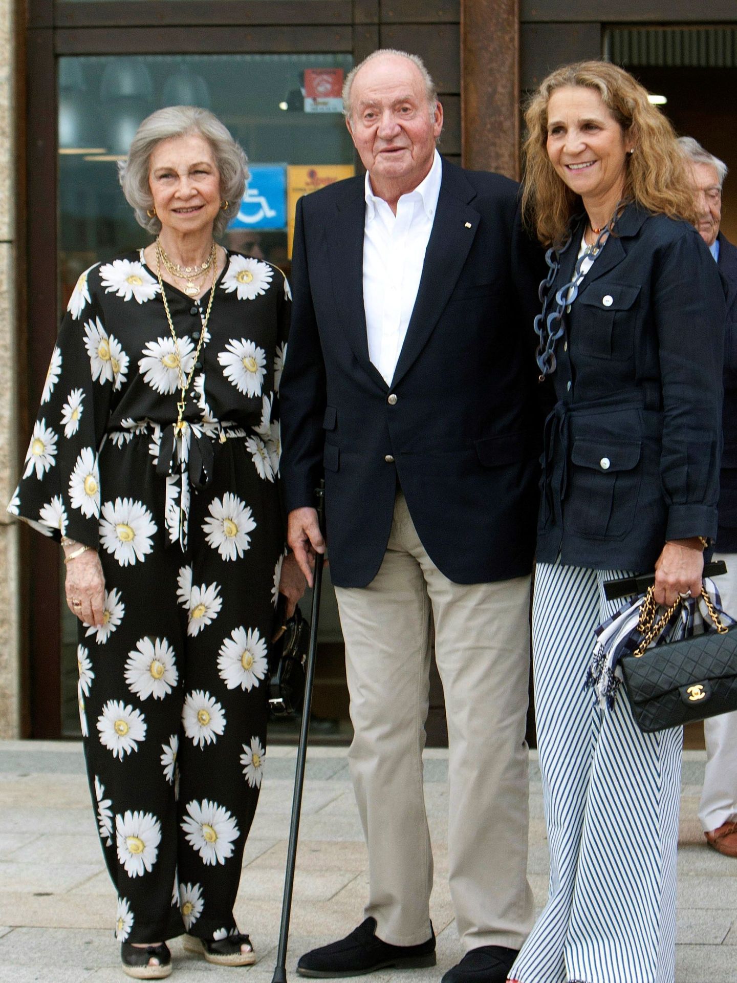 El rey Juan Carlos, con la infanta Elena y la reina Sofía, en 2019. (EFE)