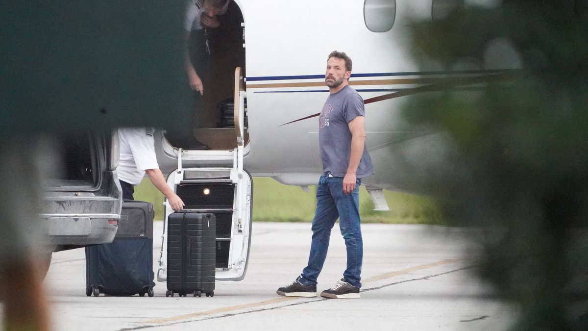 Las primeras imágenes de Ben Affleck tras la boda del año: camiseta con tejanos para el jet 