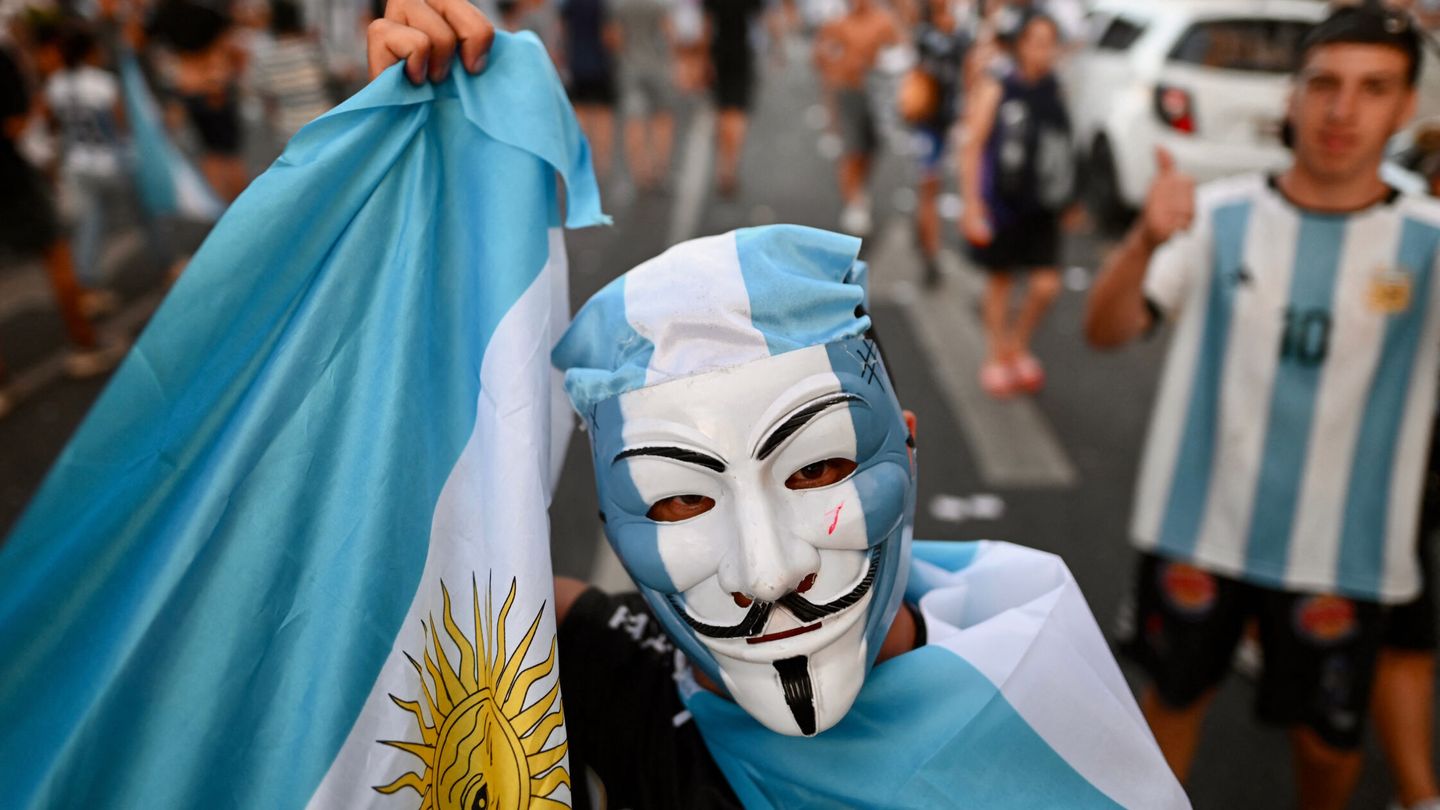 Hinchas argentinos celebran su triunfo en las calles de Buenos Aires. (Reuters/Martin Villar)