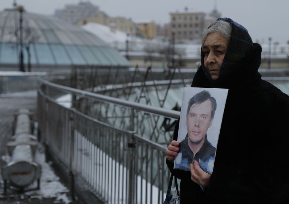 Foto: Galina Skripnikova porta la fotografía de su hijo Maxim, desaparecido durante las protestas en Kiev contra el Gobierno de Víktor Yanukóvich. (A. Pampliega)