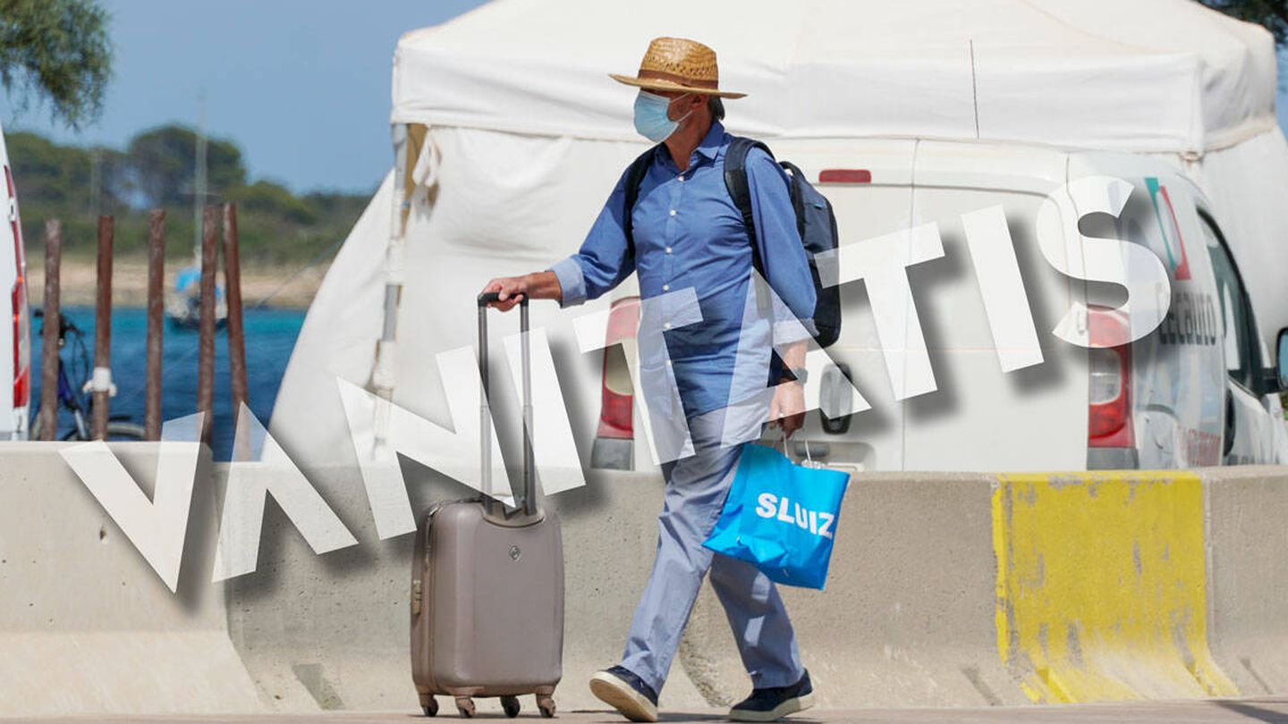 El expresidente, con las maletas en Ibiza. (Foto: Vanitatis)