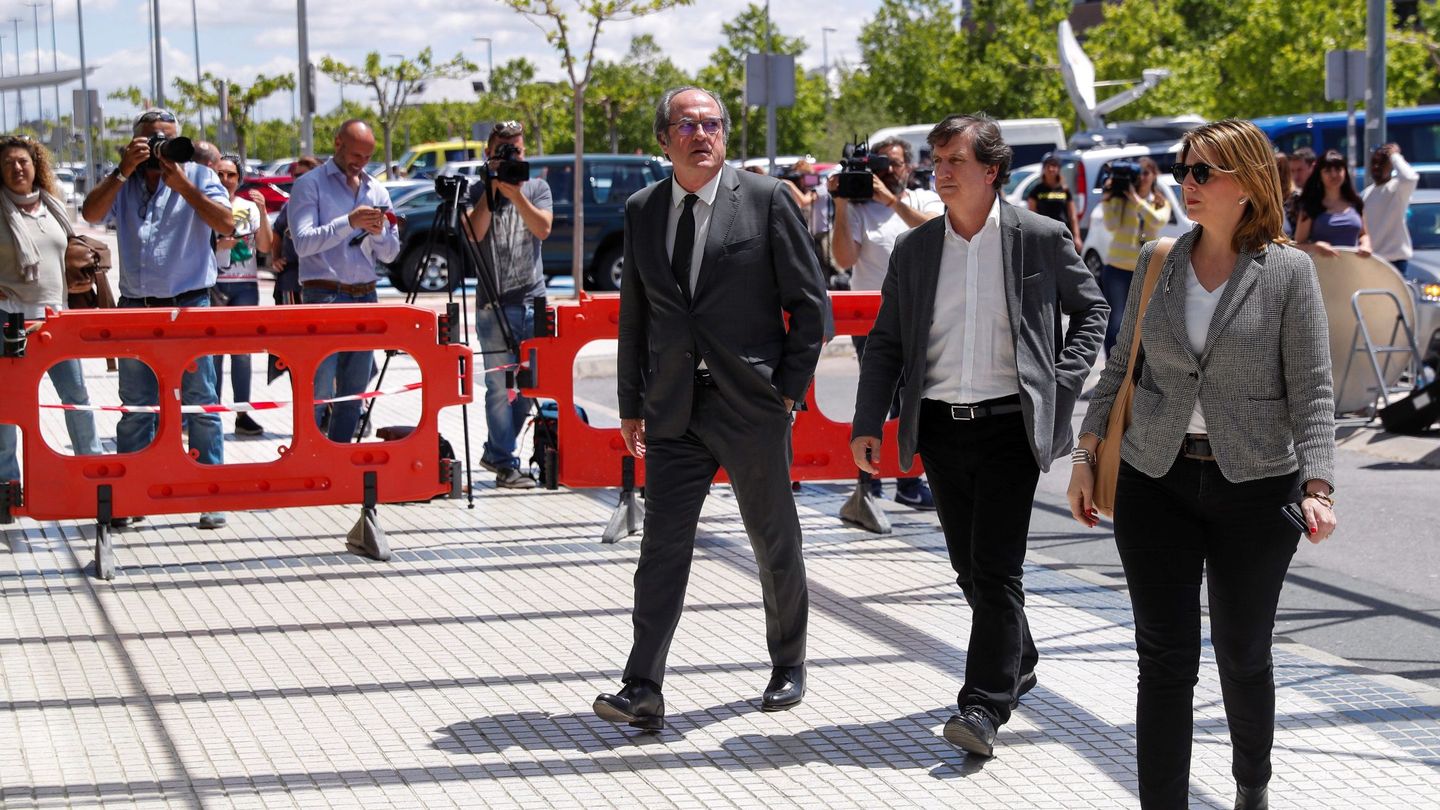 El candidato del PSOE a la presidencia de la Comunidad de Madrid, Ángel Gabilondo, este 10 de mayo, llegando al hospital Puerta de Hierro. (EFE)