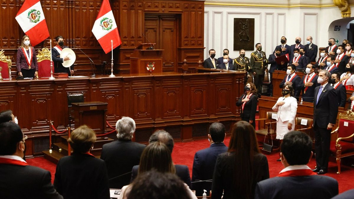 Monedero 'se cuela' en la toma de posesión del presidente de Perú junto a Felipe VI