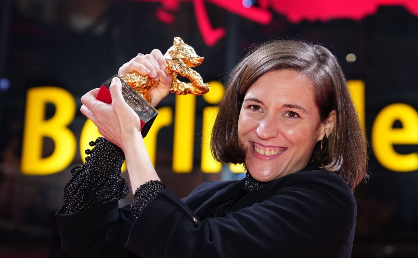La directora de cine española Carla Simón posa con el Oso de Oro a la mejor película con su cinta 'Alcarràs'. (EFE)