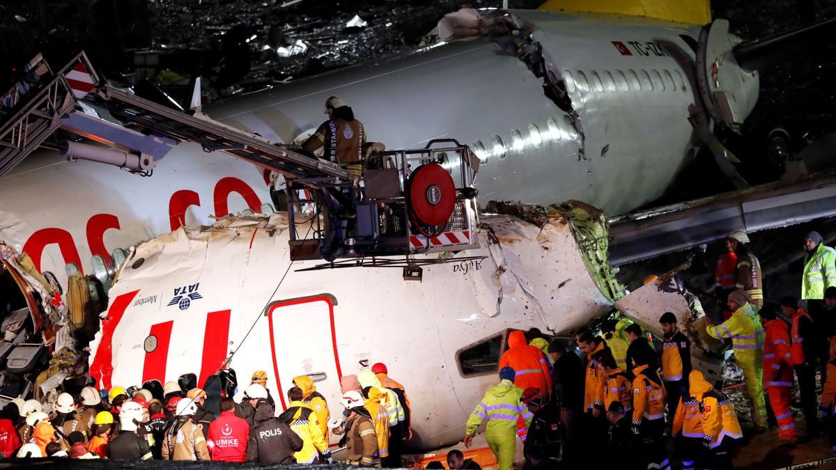 Tres muertos al salirse un avión de la pista y partirse en tres tras aterrizar en Estambul