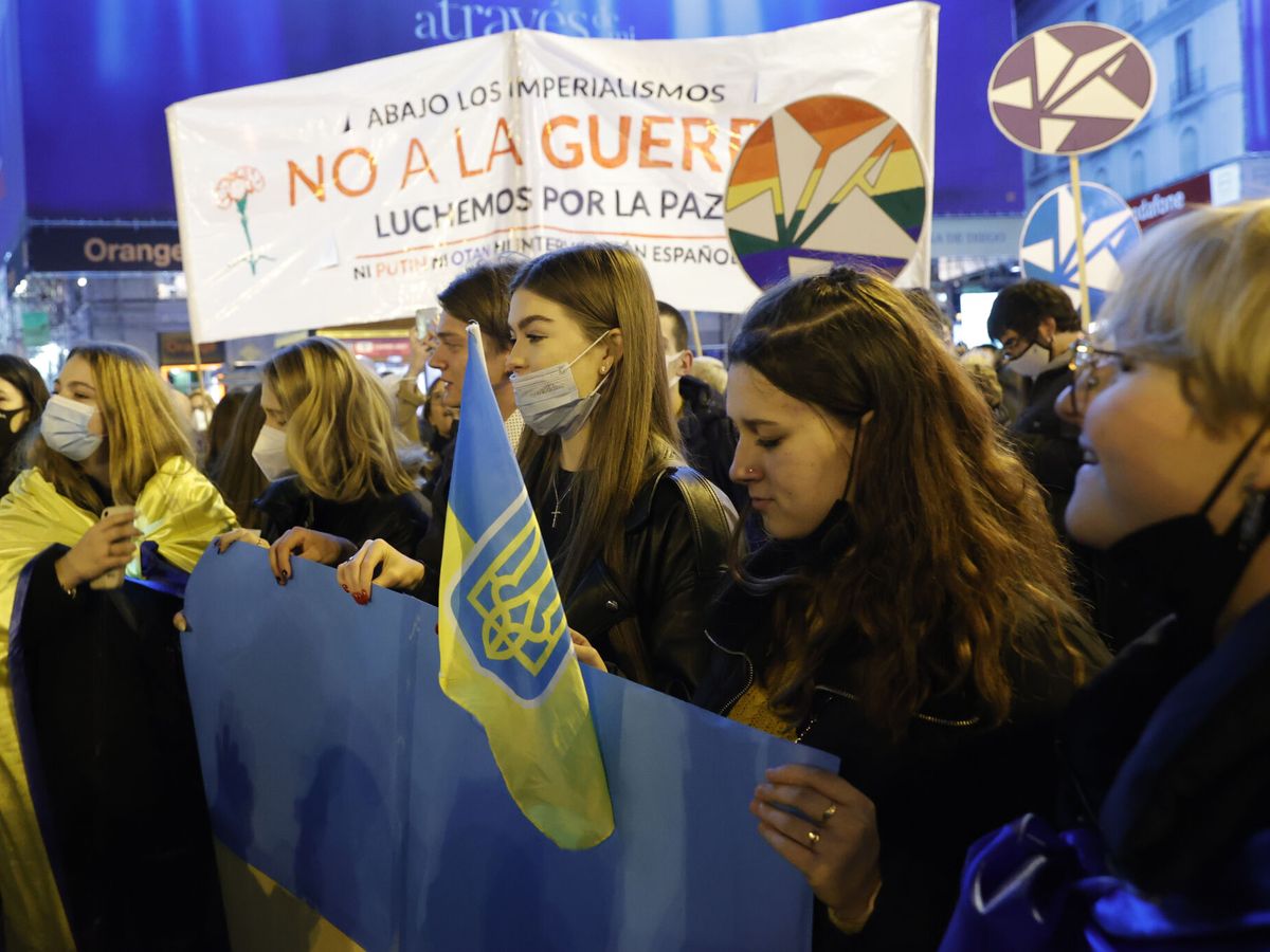 Foto: Varios manifestantes se han concentrado este viernes en la Puerta del Sol, en Madrid, para protestar contra la guerra en Ucrania. (EFE/Zipi)