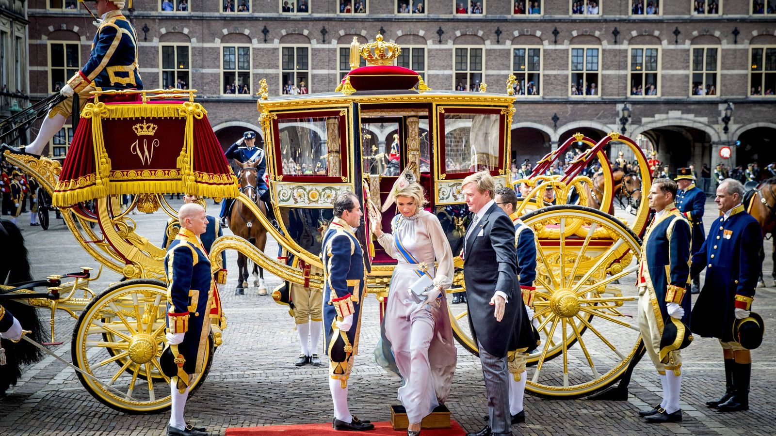 Foto: Los reyes a su llegada al acto. (Getty Images)