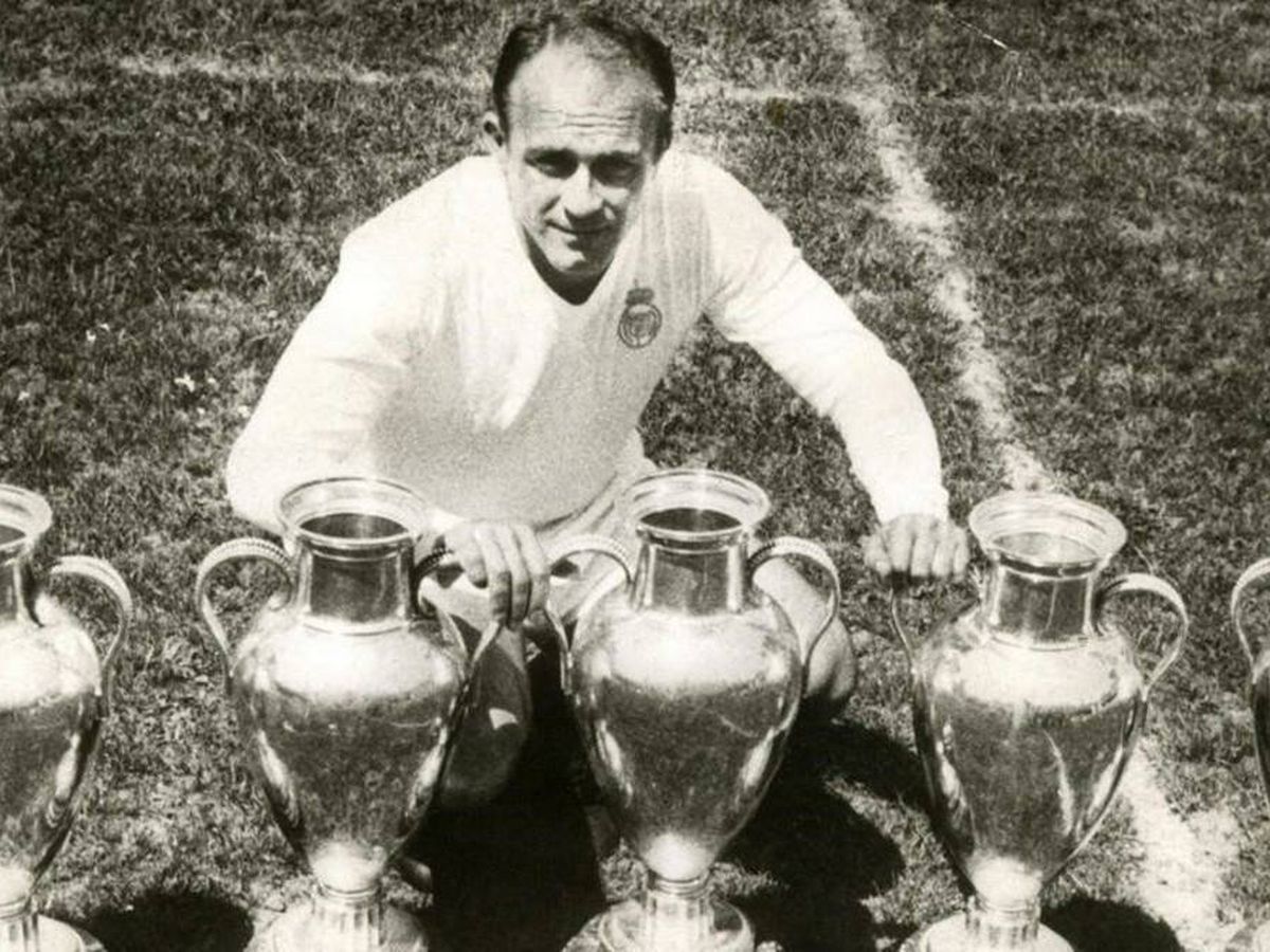 Foto: Alfredo Di Stéfano posa con las cinco Copas de Europa que conquistó. (R. Madrid)