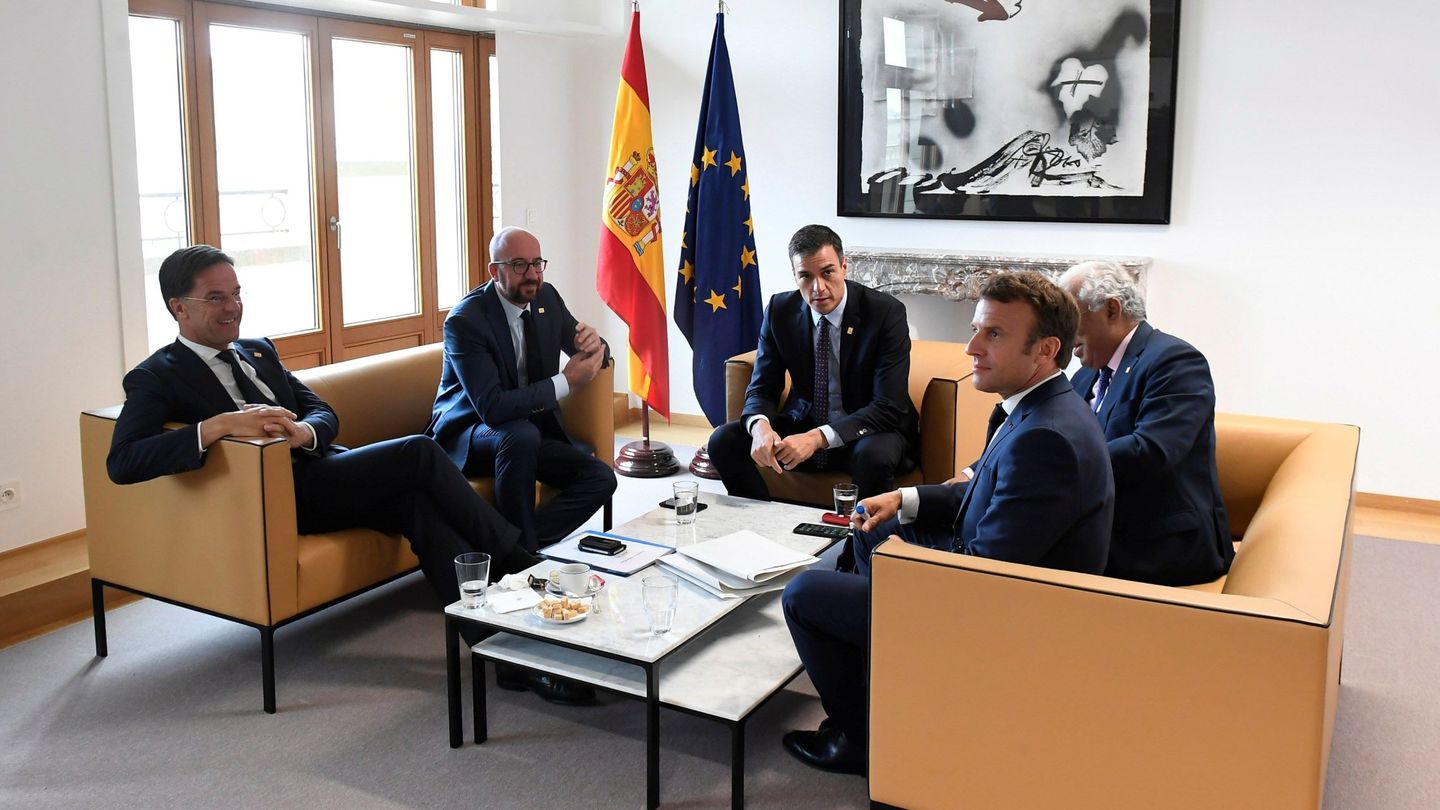 El presidente del Gobierno español en funciones, Pedro Sánchez, junto a primeros ministros europeos, incluido António Costa, a su izquierda. (EFE)
