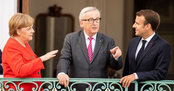 Foto: Macron y Merkel, en la reunión en que sellaron un gran acuerdo para el euro y la migración, con Jean-Claude Juncker. (EFE) 