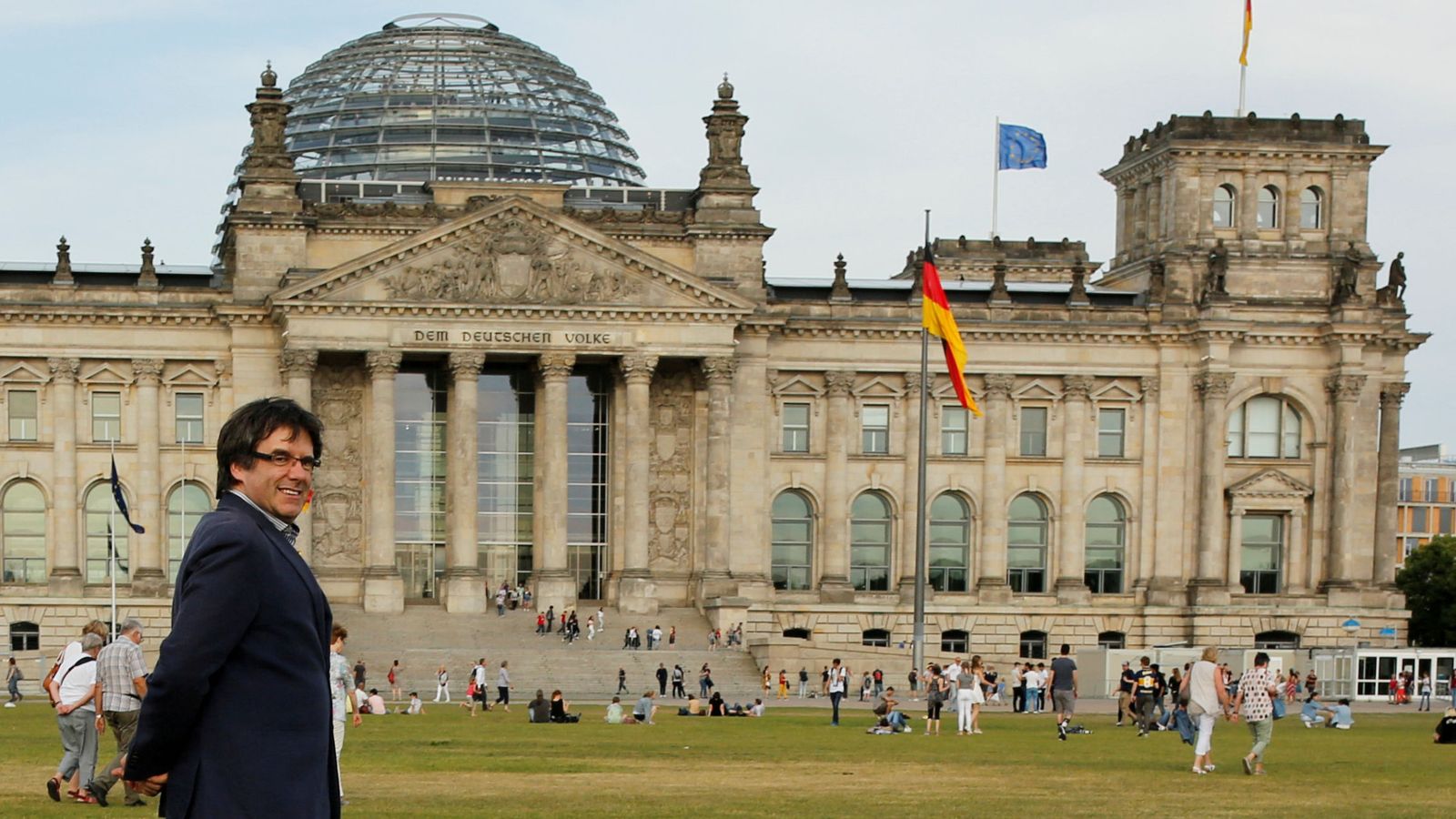 Foto: Carles Puigdemont, frente al Bundestag, en Berlín. (Reuters)