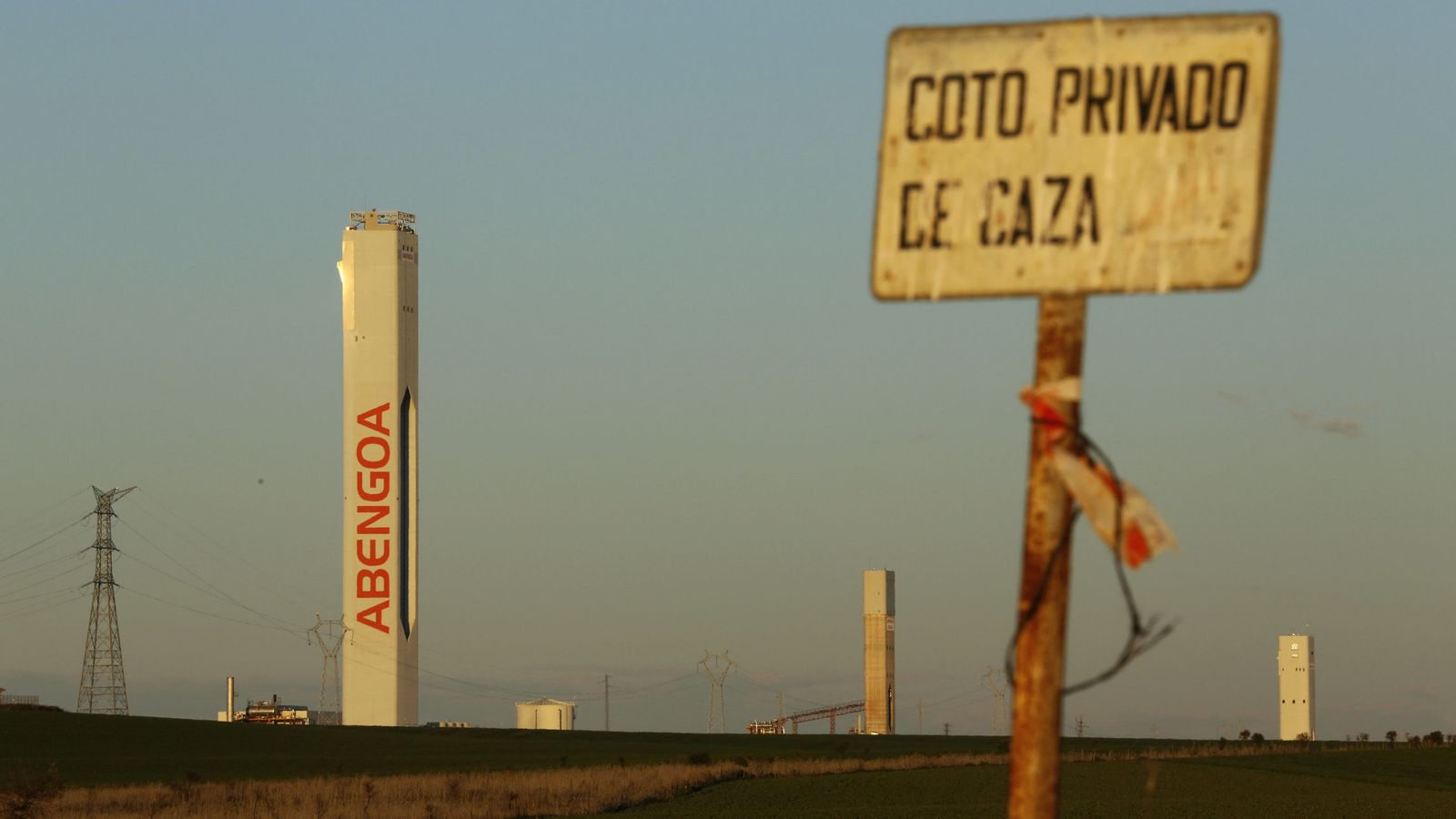 Foto: Torres de Abengoa de la planta solar Solúcar, en Sanlúcar la Mayor. (Reuters)