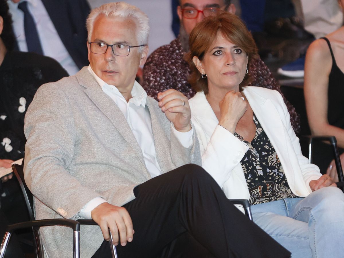 Foto: Baltasar Garzón y Dolores Delgado asisten al acto 'Memoria y futuro, 50 años del golpe de Estado'. (EFE)
